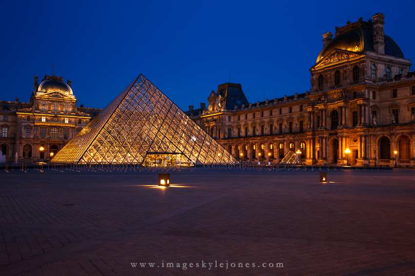 3193 Louvre Night_850.jpg