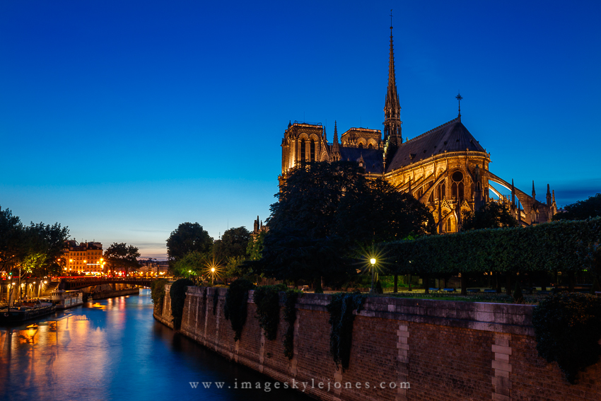 3349 Notre Dame and Seine River_850.jpg