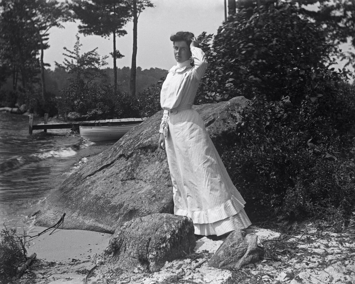 Girl-Seashore-Boat_210813_003w.jpg
