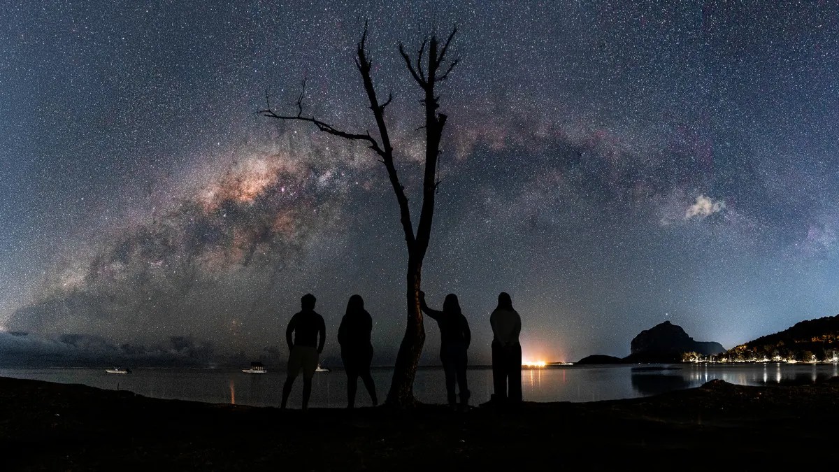 group-silhouettes-under-milky-way.jpg