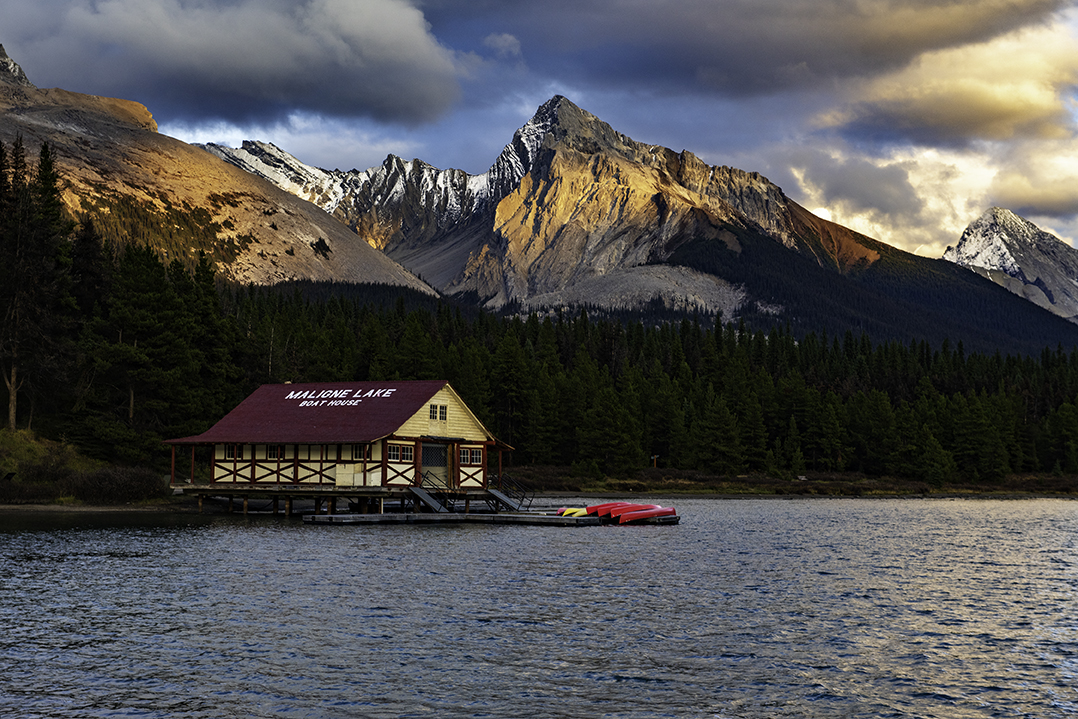 Maligne Lake Boathouse.jpg