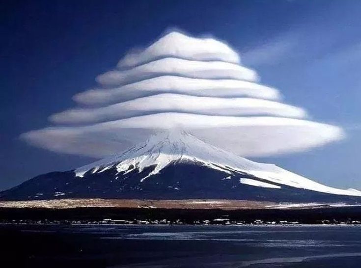 multiple lenticular clouds dover moount fuji.jpg