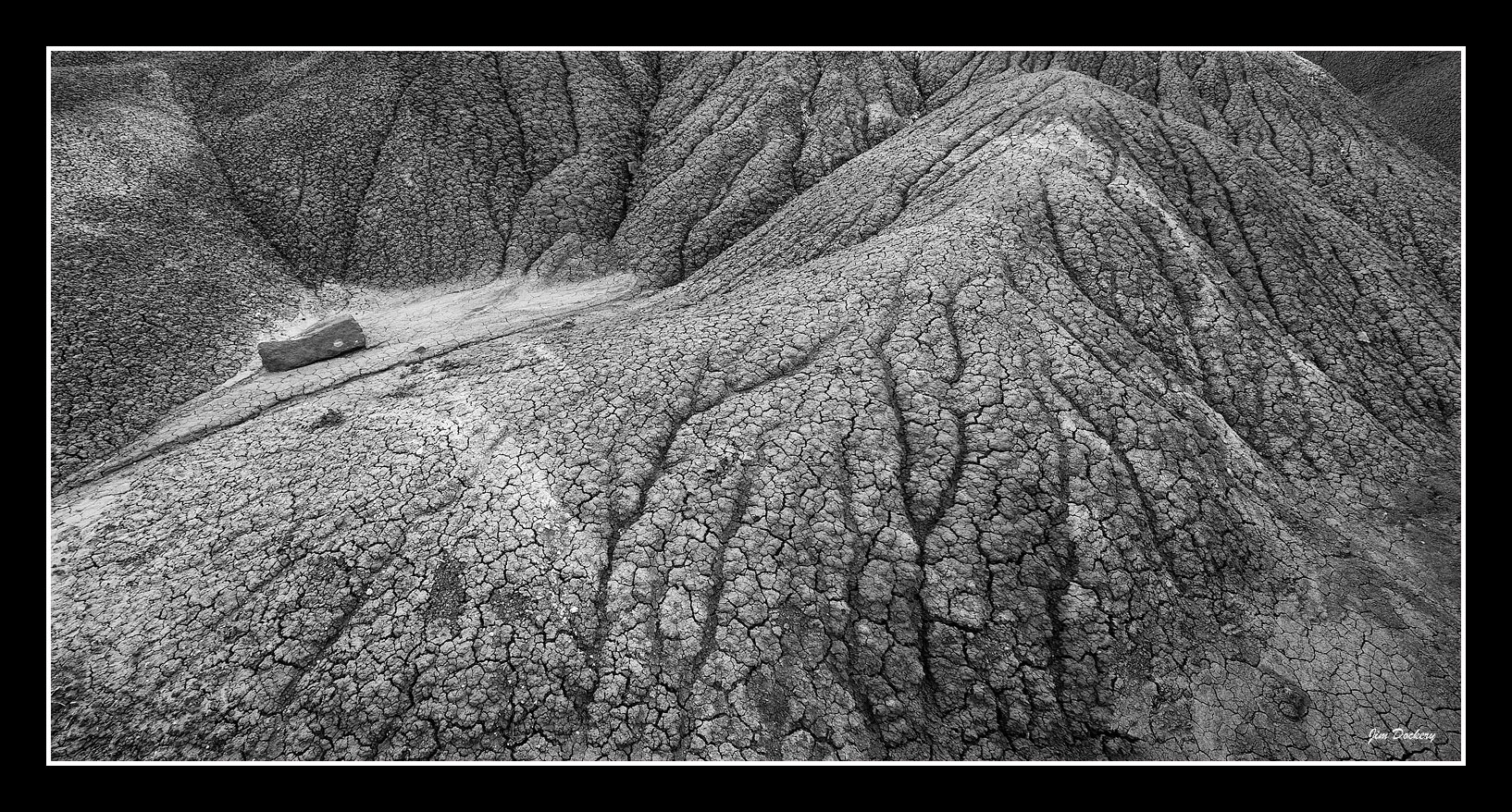 Rock-cracks-hills-bw_Pano1